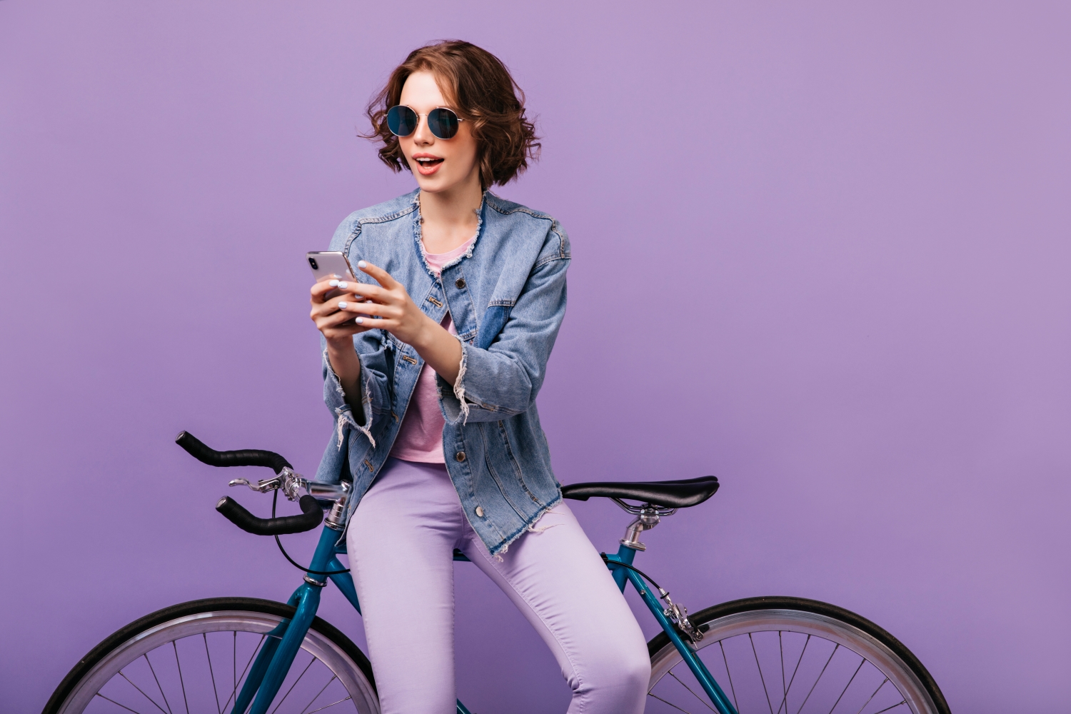 Personne avec vélo sur fond violet