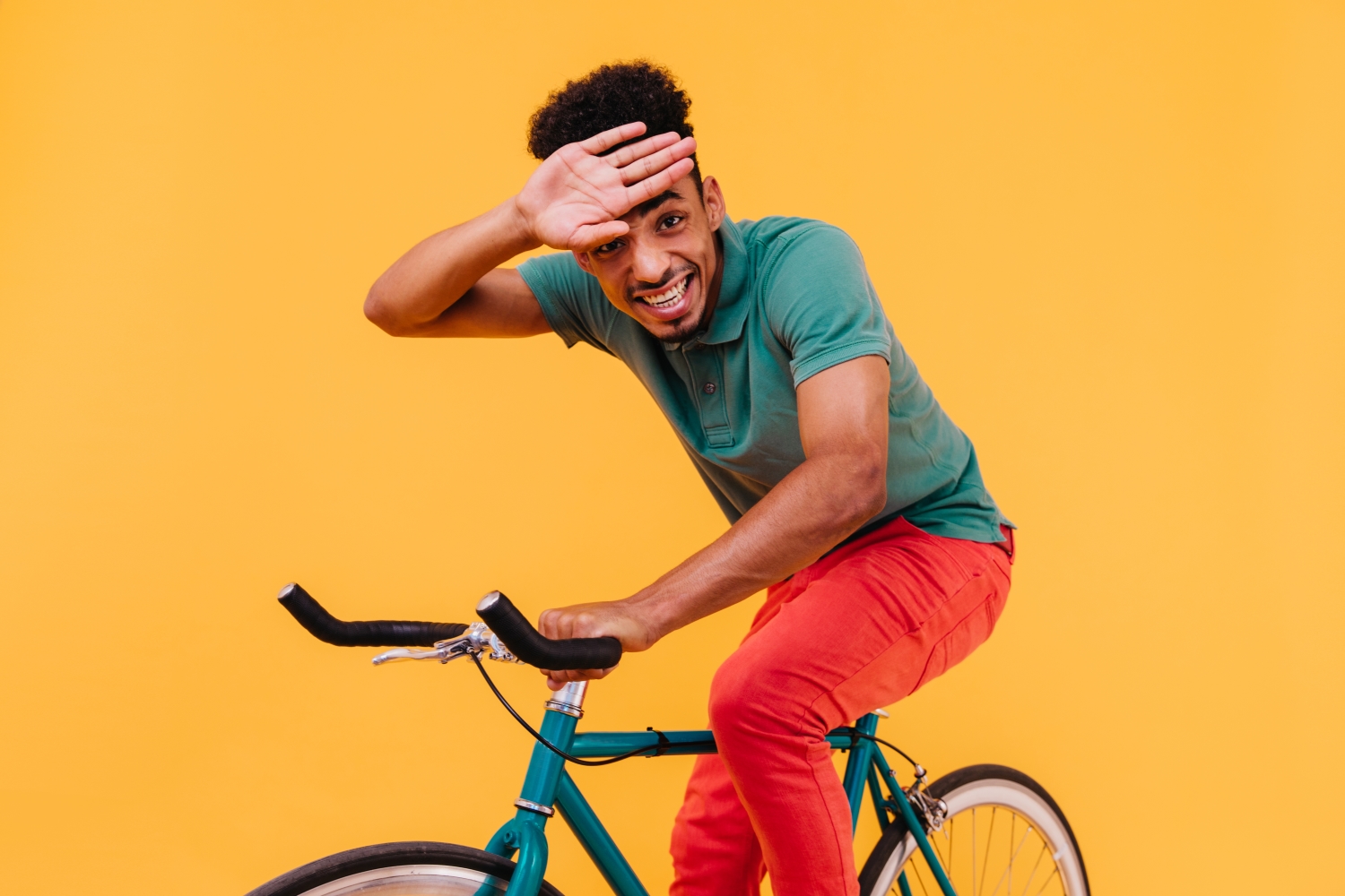 Personne sur vélo sur fond jaune