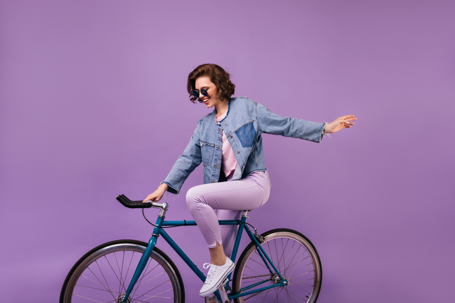 Personne sur vélo sur fond violet