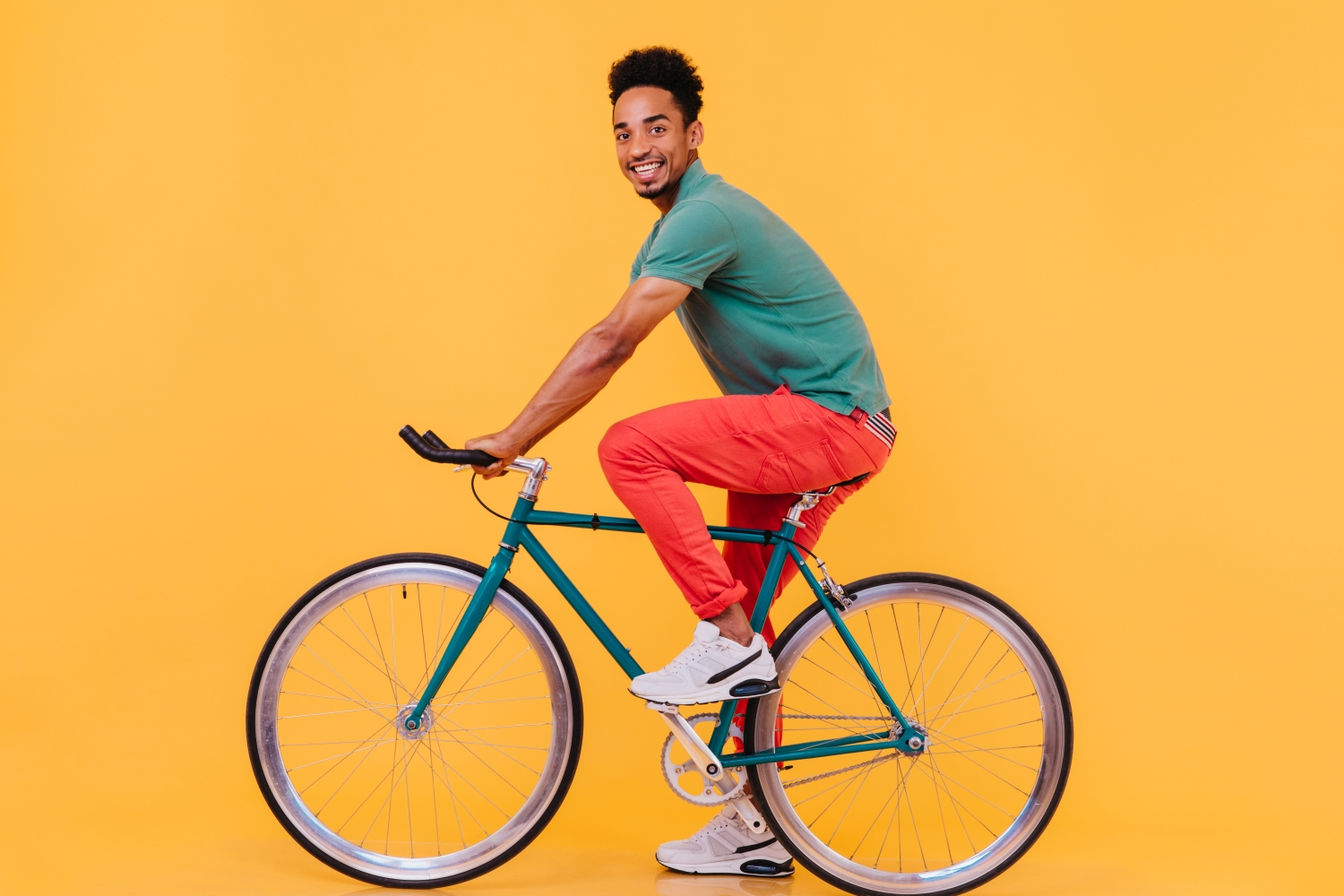 Personne sur vélo sur fond jaune