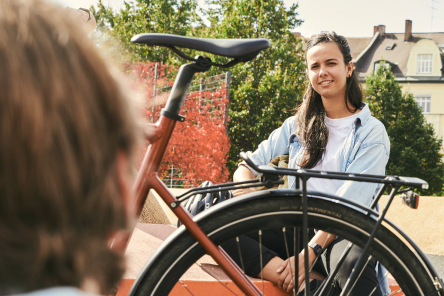 Échange respectueux lors de la remise du vélo
